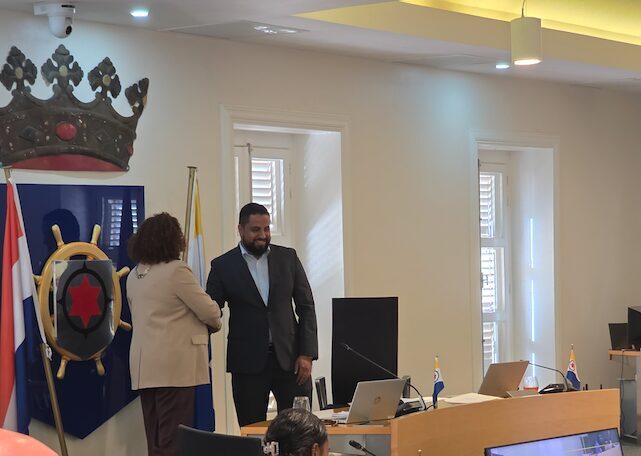 Hennyson Thielman ta huramenta bèk komo konsehal di MPB